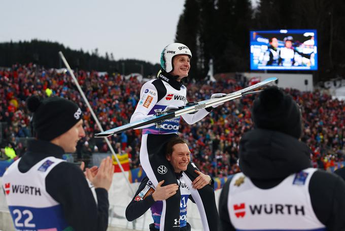 Domen Prevc je na seznamu svetovnih prvakov na veliki skakalnici nasledil rojaka Timija Zajca. | Foto: Reuters