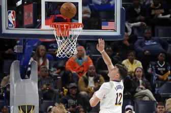 Presenetljivi adut Lakersov Jake LaRavia se je v smehu zahvalil Edwardsu