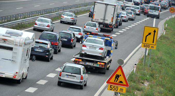 Letno se v Sloveniji po podatkih infrastrukturnega ministrstva iz prometa izloči okrog 80 tisoč vozil. | Foto: Tamino Petelinšek/STA