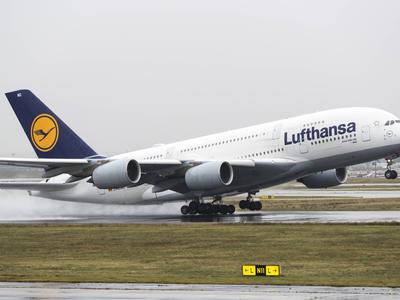 Lufthansino letalo pri pristajanju v Münchnu poškodovalo luči na stezi