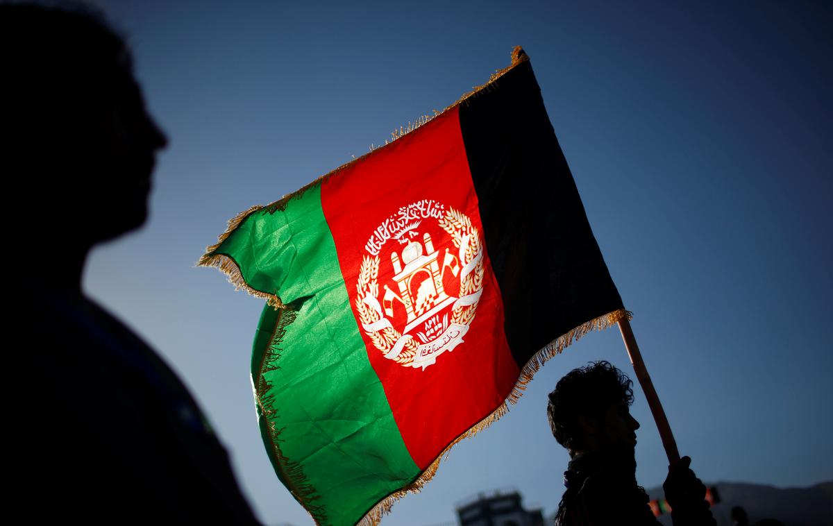 Afganistan zastava | Nov samomorilski napad talibanov v Afganistanu je tokrat terjal tri življenja. | Foto Reuters