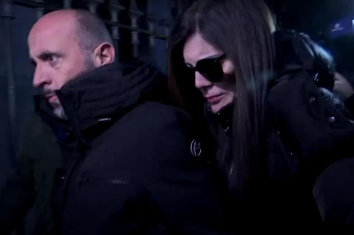 Crans Montana, Švica, požar, moški, ženska, osumljenca, JACQUES in JESSICA MORETTI | V izjavi je navedeno, da je Cyane pred smrtjo na švicarskem sodišču vložila tožbo proti lastnikoma bara ter zahtevala pisno pogodbo in plačilne liste, ki jih ni nikoli prejela.  | Foto posnetek zaslona/Reuters