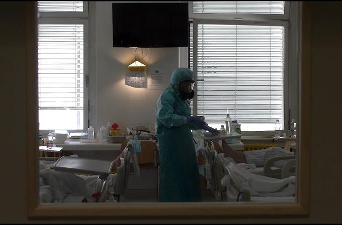 Bolniki s covid-19 ležijo v posebnih sobah s predprostorom, v katerem se zdravstveni delavci preoblečejo. | Foto: UKC Maribor