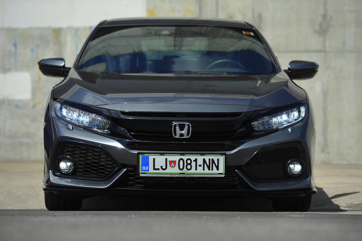 Novi civic s podobo močno deli mnenja. Na testu smo srečevali ljudi, ki so se nemudoma navduševali nad njegovo drznostjo, in ljudi, ki jim oblikovno nikakor ni bil všeč. Spredaj nekoliko spominja na futuristično hondo clarity, ki jo poganja vodik oziroma gorivne celice.  | Foto: Jure Gregorčič