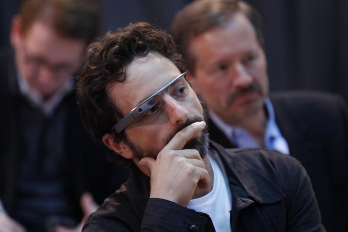 Sergey Brin je znan po tem, da se je v javnosti v zadnjih letih zelo pogosto pojavljal s pametnimi očali Google Glass, ki sicer veljajo za prodajno polomijo in eno največjih Googlovih napak tega desetletja. | Foto: Reuters