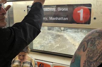 Huda ura v New Yorku: potniki ostali ujeti na podzemni železnici #video