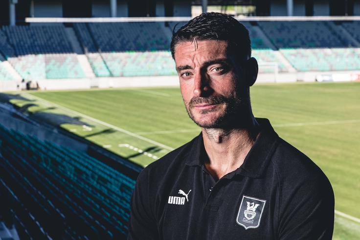 Odkar Olimpijo vodi Albert Riera, zmaji na domačih tleh v Stožicah še niso izgubili dvoboja. Po tekmi v Kopru je pojasnil, kako mu je zavrela kri zaradi nestrinjanja s potezo članov strokovnega vodstva Kopra glede določene sodniške odločitve. Protestiral je pri sodniku Mateju Jugu, ki mu je pokazal rumeni karton. Španec se je po dvoboju opravičil Koprčanom. | Foto: Matic Klanšek Velej/Sportida