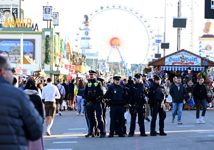 Oktoberfest, Munchen, zapora, ljudje, policija, pivo | Foto: Reuters