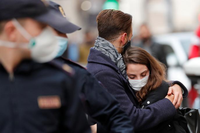 Italija Koronavirus Covid | V Italiji je uporaba zaščitnih mask obvezna tudi na prostem.  | Foto Reuters