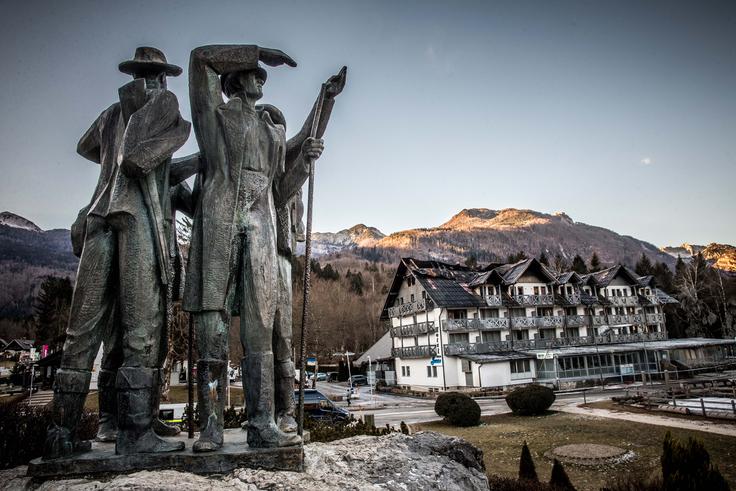 Začasno zaprtje Hotela Jezero je velik udarec za bohinjsko občino in turizem. | Foto: Vid Ponikvar
