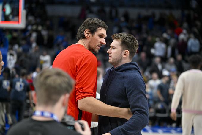 Srečanje Bobana Marjanovića in Luke Dončića, ki nista zaigrala na teksaškem obračunu. | Foto: Reuters