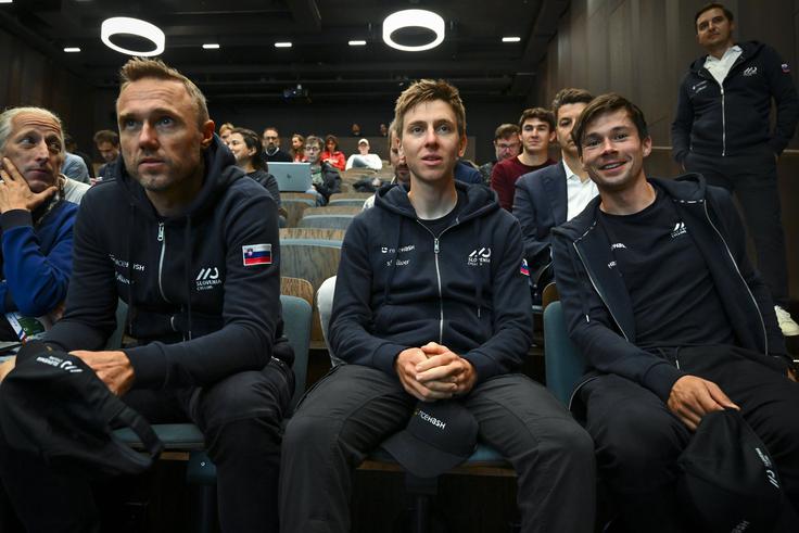 Murn s Pogačarjem in Rogličem na novinarski konferenci pred SP v Zürichu leta 2024. | Foto: Guliverimage