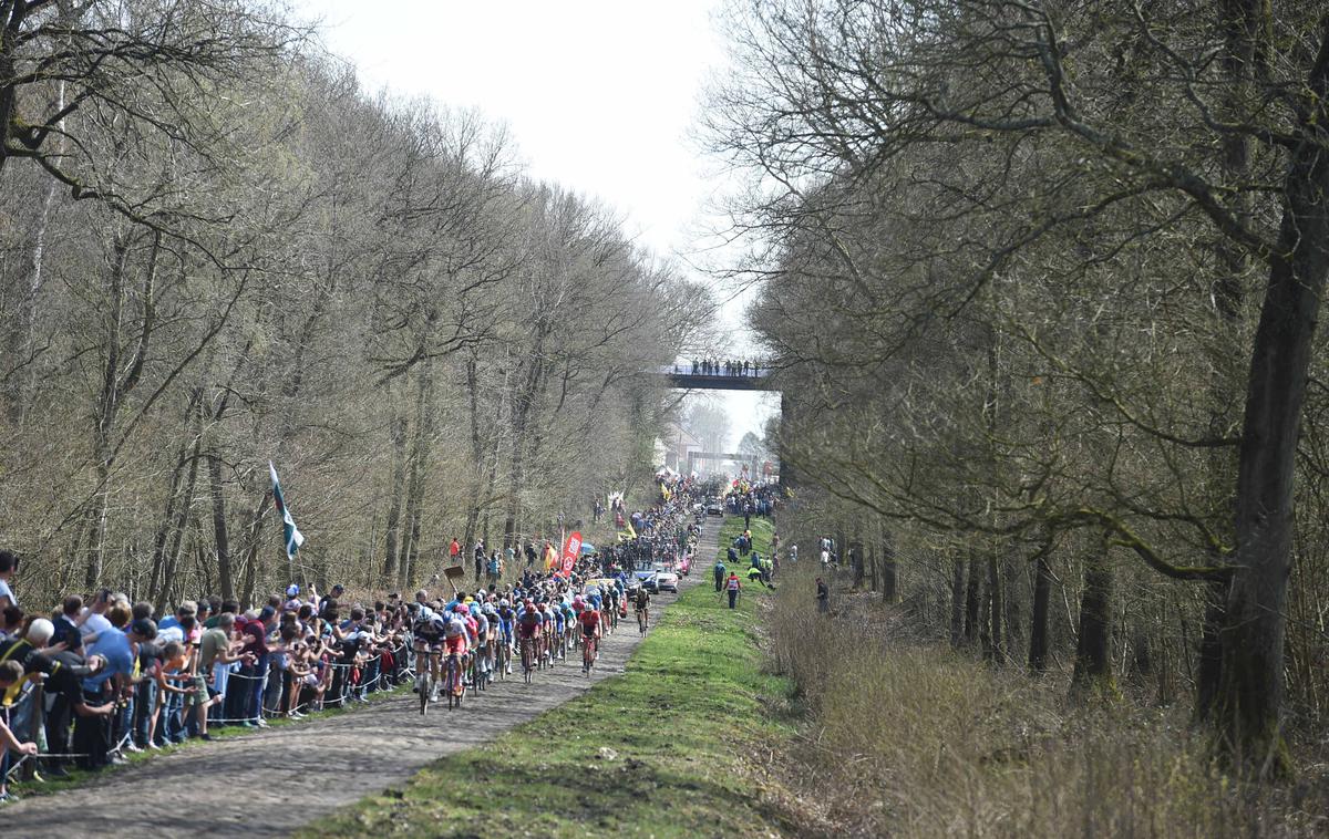 Pariz - Roubaix 2018 | Dirka Pariz–Roubaix slovi po zahtevnih odsekih s tlakovci, na katerih trpijo tako oprema kot tekmovalci. Če dežuje, so ti deli trase še posebej nevarni.  | Foto Guliverimage