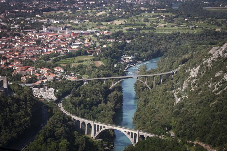 Iz zahodne (alpske) romanščine, ki se je govorila zahodno od črte Koper–Solkan–Beljak, so slovanski predniki Slovencev prevzeli krajevna imena, kot so Čedad, Oglej, Trbiž, Ročinj, Milje, Tolmin in Kobarid, iz vzhodne (balkanske) romanščine pa imena, kot so Solkan (na fotografiji), Trst, Koper, Celje, Beljak, Celovec in Logatec. V bližini nekdanje jezikovne meje med zahodno in vzhodno romanščino tečeta reki, ki jima Slovenci pravimo Zilja in Soča. Prvo ime so naši predniki prevzeli od vzhodnoromansko govorečih staroselcev, drugo pa od zahodnoromansko govorečih. Iz vzhodnoromanske Gile je najprej nastala Dzila/Dzilja, nato pa današnja Zilja, iz zahodnoromanskega rečnega imena Sonča (morda tudi Soncu, Sunča ali Suncu) pa je nastala slovenska oblika Soča. Praslovanska oblika imena Soča je bila Sunča.  | Foto: Bojan Puhek