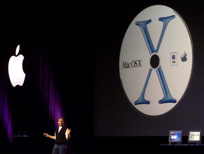 Steve Jobs na predstavitvi novega Applovega operacijskega sistema Mac OS X leta 2001. | Foto: Reuters