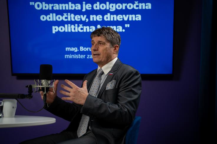 Kot enega največjih izzivov slovenske politike je Sajovic izpostavil nenehno polarizacijo. Po njegovem mnenju se politika prepogosto deli po ideoloških črtah, namesto da bi iskala skupne točke pri vprašanjih prihodnosti – socialne varnosti, zdravja, odpornosti in stabilnosti države. | Foto: 