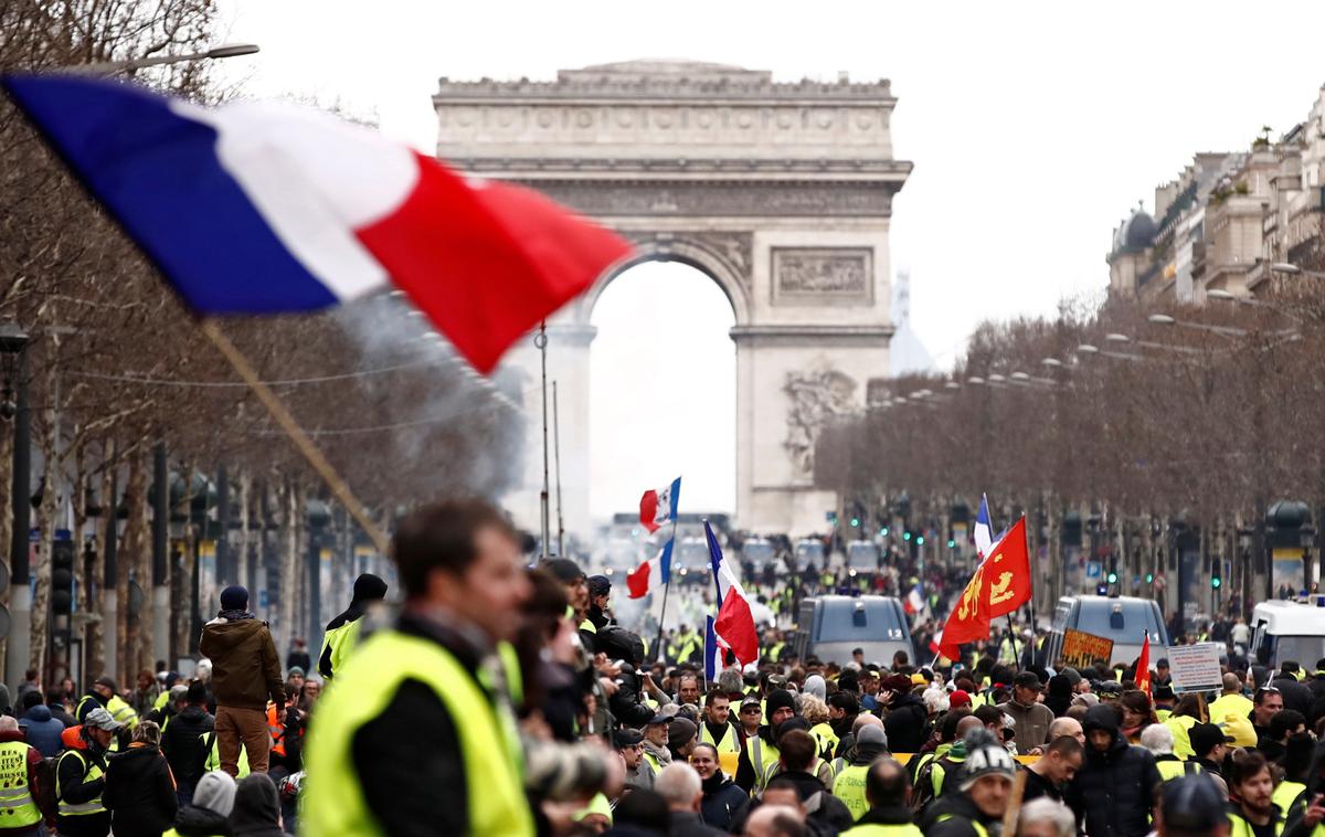 rumeni jopiči protest francija pariz | Gumijaste naboje, solzivec in vodne topove je policija uporabila tudi v mestu Nantes, da bi tako razpršila demonstrante, ki so proti varuhom reda metali steklenice s kislino in goreče predmete. | Foto Reuters