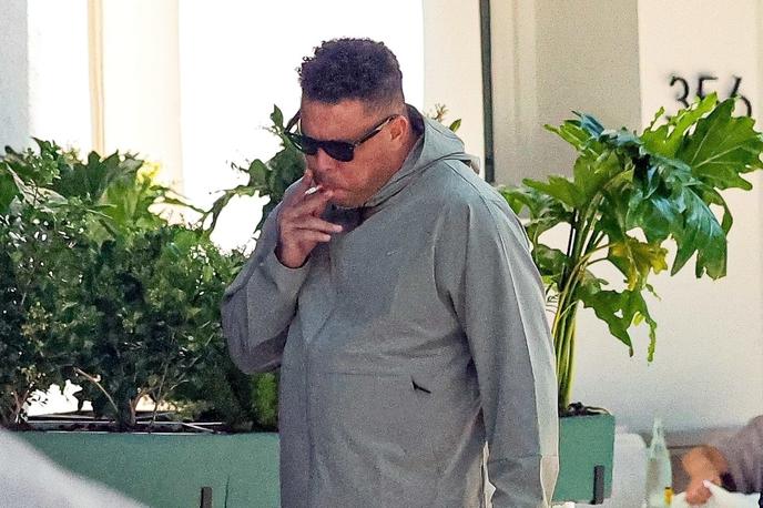 Ronaldo Nazario de Lima | Brazilskega Ronalda so paparaci nedavno ujeli v Los Angelesu. Po kosilu si je privoščil cigareto. | Foto Profimedia