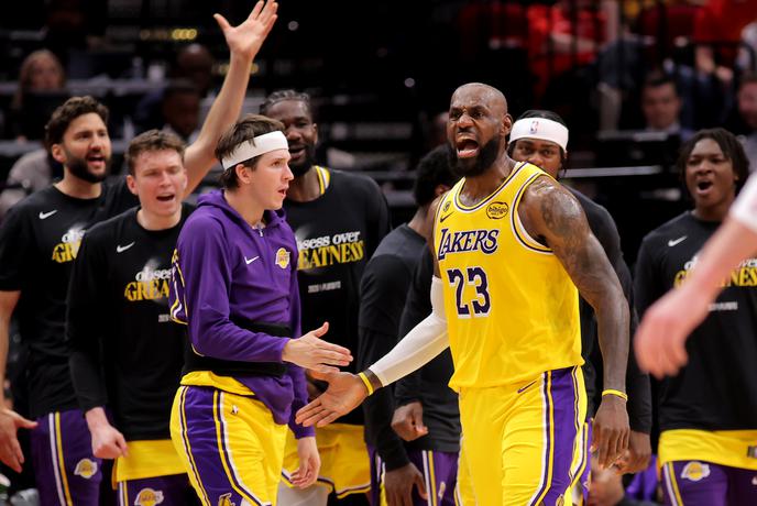 Lakersi ob aplavzu Dončića suvereno končali delo, Reaves vnesel nekaj skrbi