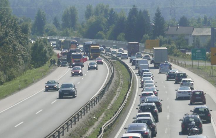 Včeraj je bil pred Vrhniko zastoj do Ljubljane, čeprav se je nesreča zgodila na nasprotni strani avtoceste. | Foto: Gregor Pavšič