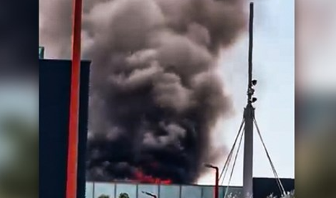 V nakupovalnem središču v Šibeniku izbruhnil požar: ljudi so evakuirali, dve osebi obtičali v dvigalu #video