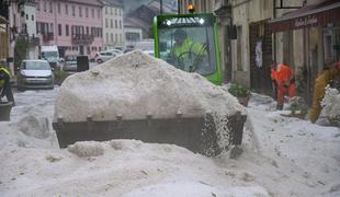 V Franciji točo odstranjevali s snežnimi plugi, v Nemčiji hudo neurje s poplavami #foto #video