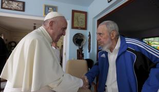 Papež Frančišek Fidelu Castru podaril knjigo pridig (foto)