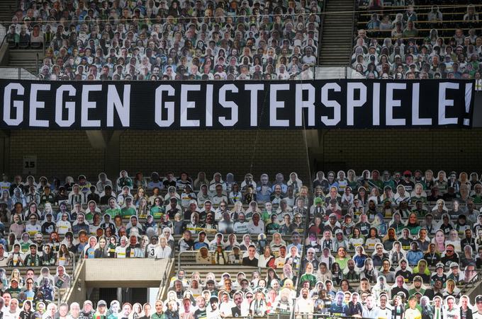 Nevsakdanji prizor na tribunah stadiona Borussia-Park. Vsak od navijačev je za svojo fotografijo na kartonastem postavku odštel 19 evrov, izkupiček pa je Borussia M. namenila v humanitarne namene. | Foto: Reuters