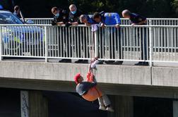 Protestniki viseli z mostu in zaprli avtocesto #foto