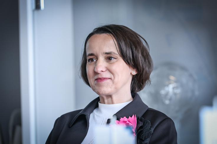 "Gospodarstvo ima veliko skupnega s športom. Pomembne so ambicije, vztrajnost, tudi kompetitivnost, nenehna želja po tem, da si boljši, inovativnost, želja po zmagah in agilnost. To so ključne osnovne vrednote in kompetence, ki jih potrebuješ, da si uspešen tudi v poslovnem svetu," meni Petra Štefanič Anderluh. | Foto: Ana Kovač