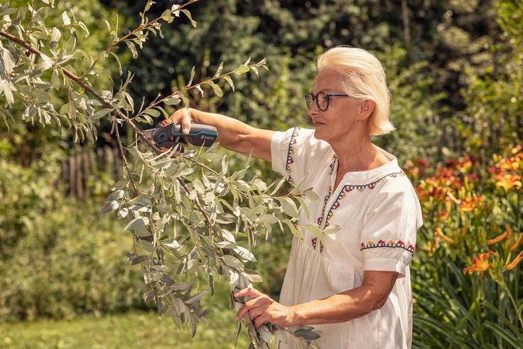 GARDENA Škarje AssistCut vam zagotavljajo dodatno moč pri obrezovanju debelejših vej. | Foto: Gardena