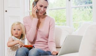 Mlade mamice vse več časa uporabljajo pametne telefone