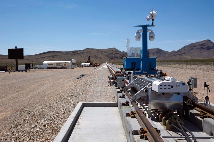 Za vlagatelje je nova tehnologija zelo zanimiva. V podjetju Hyperloop One so pred včerajšnjim preizkusom namreč oznanili, da jim je s predstavitvijo ideje in vabilom na prvi javni test svoje futuristične železnice v začetku tedna uspelo pridobiti 70 milijonov evrov svežega kapitala. | Foto: Reuters