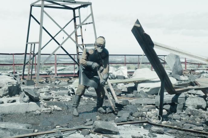 Černobil | Prizor iz serije z delavci, ki so morali v 90 sekundah s strehe reaktorja odstraniti čim več radioaktivnega grafita. | Foto HBO