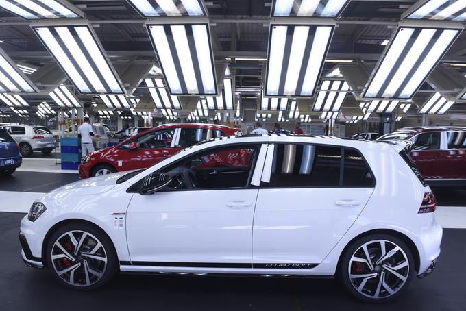Volkswagen danes golfa izdeluje v petih različnih tovarnah, od katerih sta dve v Evropi. V povprečju vsak dan izdelajo več kot 2.200 golfov. Prenovljeno sedmo generacijo bodo predstavili v začetku novembra, uradnih fotografij avtomobila za zdaj še ni. Zunanje spremembe bodo sicer pričakovano le kozmetične. | Foto: Reuters