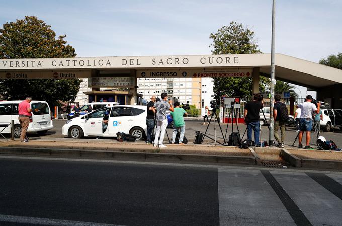 Novinarske ekipe pred bolnišnico, kjer bodo operirali papeža | Foto: Reuters