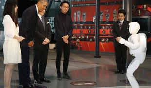 Hondin robot Asimo in Barack Obama igrala nogomet (video)