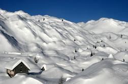 Navidezna idila v gorah zelo nevarna: še vedno veliko snega, številne nesreče #video