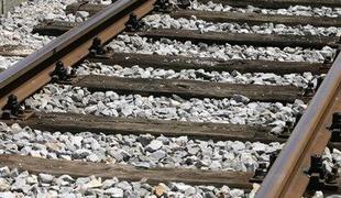 Na Gorenjskem vlak povozil 19-letnega mladeniča