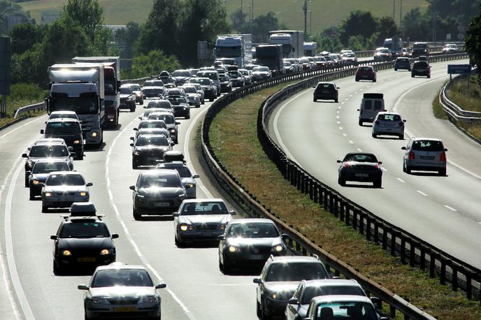 zastoj, avtocesta | Poleti bodo tudi letos slovenske ceste močno obremenjene. Vozniki morajo že pred odhodom na pot preveriti stanje na cesti. | Foto Daniel Novakovič/STA