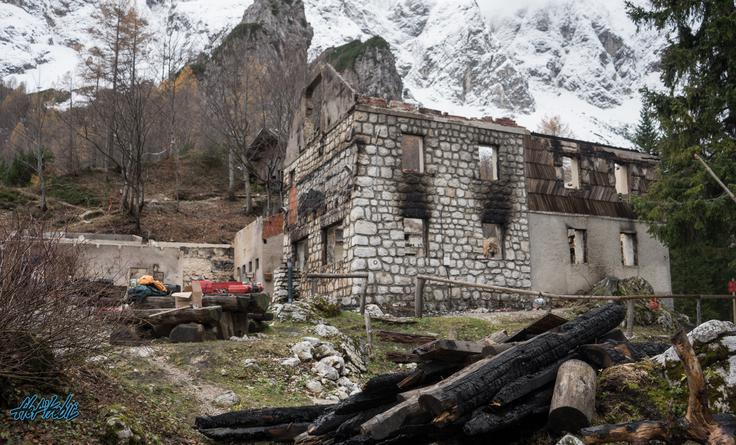 Frischaufov dom Okrešelj pogorišče Frischaufov dom na Okrešlju, ki ga je v poletni sezoni v povprečju obiskalo okrog 25 tisoč ljubiteljev gora, je novembra lani uničil požar. Do nesreče je prišlo zaradi napake na električni napeljavi. Ker je bila koča takrat že zaprta, požara ni opazil nihče. | Foto: PD Celje matica