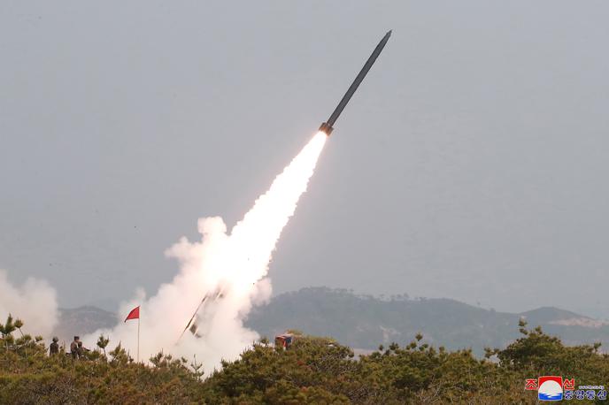 raketa severna koreja | Resolucije ZN prepovedujejo Severni Koreji izstreljevanje balističnih raket kratkega, srednjega in dolgega dosega. | Foto Reuters