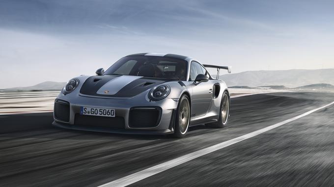 Najzahtevnejši vozniki si bodo lahko omislili tudi opcijski paket Weissach (Porsche steza), ki z izdatnejšo uporabo s karbonom ojačane plastike, pa titana in elementi iz magnezija avtu prihranijo še dodatnih 30 kilogramov teže. Poleg tega pa ta paket poskrbi še za bolj divji videz. | Foto: Porsche