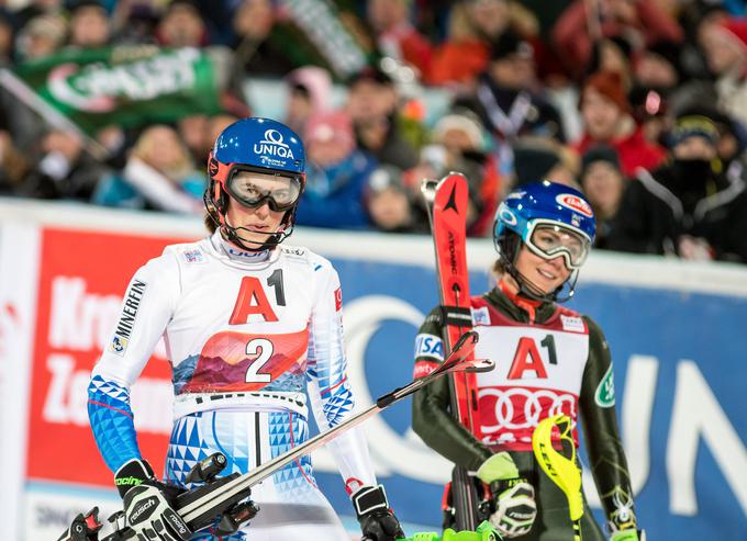 Mikaela Shiffrin veliki globus in veleslalomski globus predala Federici Brignine, slalomskega pa Petri Vlhovi.  | Foto: Sportida