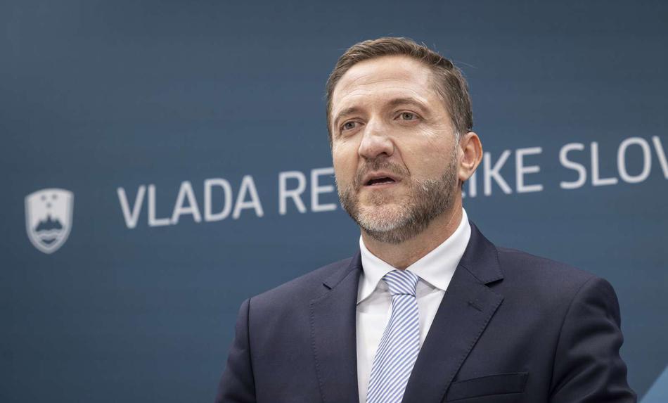 Minister Boštjančič o odločitvah vlade #vŽivo