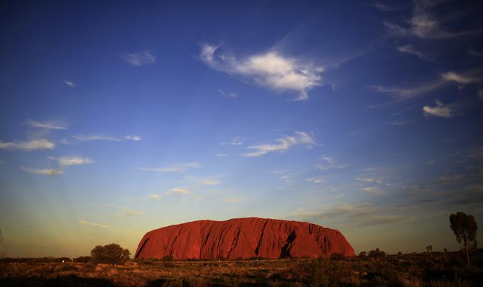 Avstralske oblasti so napovedale, da bodo leta 2019 prepovedale vzpenjanje na znamenito goro Uluru. Ta največji skalni monolit na svetu ima velik duhovni pomen za lokalno skupnost Anangu. Ta je, ker gre za sveti prostor, turiste že v preteklosti prosila, naj se za vzpon ne odločijo, a so se na monolit kljub temu vzpenjali še številni pohodniki. Uluru, ki je na seznamu Unescove svetovne dediščine, naj bi bil star 500 milijonov let, avstralsko staroselsko ljudstvo Anangu pa na območju živi najmanj 30 tisoč let. | Foto: Reuters