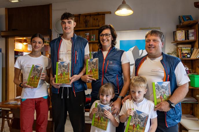 z otroki v gore PZS Urška Petek | Urška Petek in njena hribovska družina. | Foto Matej Podgoršek