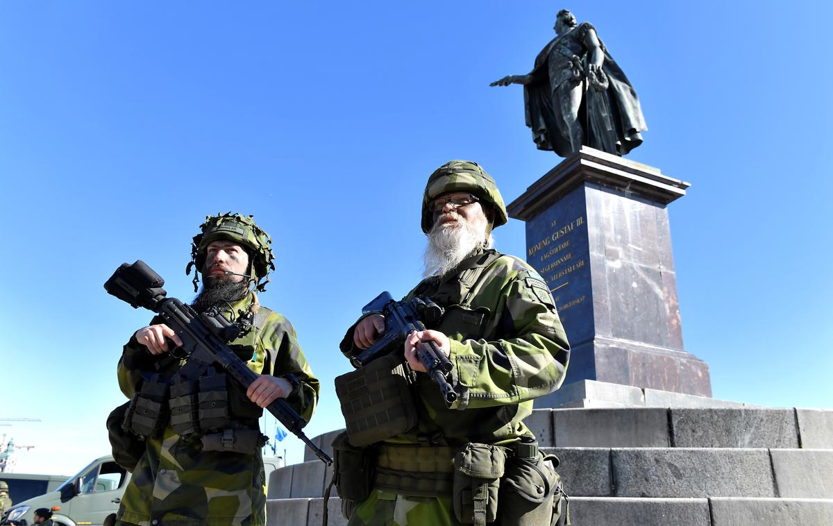 Švedska vojaška rezervista | Švedska bo v prihodnjih letih precej okrepila svojo vojsko. Poleg nakupa novega orožja bo tudi povečala število svojih vojakov s 60 tisoč na 90 tisoč. Na fotografiji vidimo vojaška rezervista, ki sodelujeta na vojaških vajah v Stockholmu. | Foto Reuters