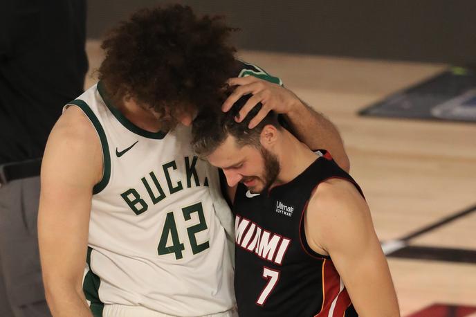 Dragić in Lopez | Goran Dragić (na fotografiji v družbi centra Milwaukeeja Robina Lopeza) z Miamijem napreduje med najboljše štiri ekipe lige. | Foto Getty Images