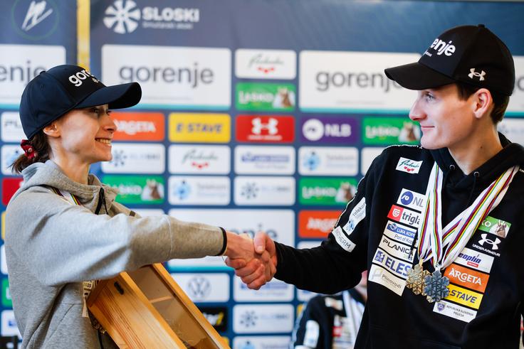 Vesel je bil uspeha sestre Nike Prevc, ki je drugič zapored osvojila veliki kristalni globus. | Foto: Aleš Fevžer